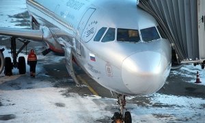 Депутат Госдумы опубликовал видео дрифта буксировщика багажа рядом с самолетом