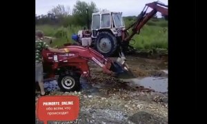 В Приморье граждане из-за бездействия чиновников решили сами восстановить дорогу после наводнения