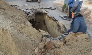 В Вольске после обрушения участка дороги выявили отсутствие канализационных труб за миллиард рублей