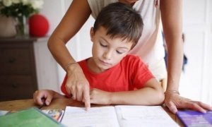 Родители школьников признались в том, что делают «домашку» за своих детей