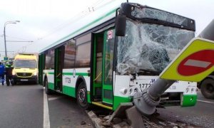 В Москве рейсовый автобус протаранил шесть машин и врезался в фонарный столб