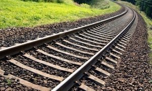 В Лазаревском железнодорожники чудом спасли ребенка из-под колес поезда  