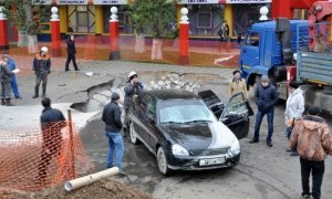 В Самаре из-за прорыва теплотрассы под землю провалились две машины, а пять домов остались без воды