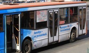 В Новосибирске рейсовый автобус 100 метров тащил зажатую дверьми коляску с ребенком