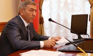 Сотрудники ФСБ проводят обыски в доме врио главы правительства Дагестана