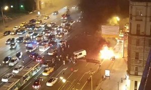 На Кутузовском проспекте в результате крупного ДТП сгорел Mercedes. Водитель и пассажир погибли