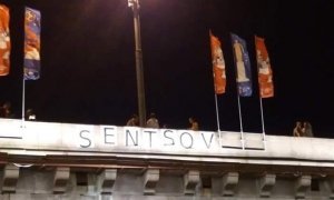Московские мундепы украсили мост напротив Кремля надписью «Сенцов»
