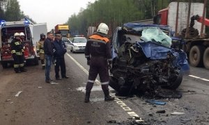 В Новгородской области в результате столкновения грузовика и минивэна погибли 6 человек