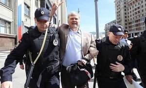 Полиция задержала около Госдумы Сергея Митрохина и еще 10 противников реновации