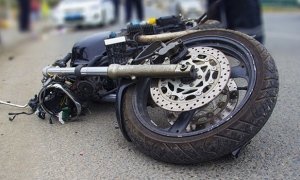 На Ленинградском шоссе, после столкновения с КамАЗом, погиб мотоциклист. Причиной аварии мог стать туман
