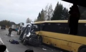 В Тверской области столкнулись лоб в лоб автобус и маршрутка. Погибли 13 человек