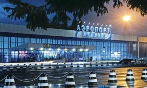 В аэропорту Барнаула при посадке в самолет с трапа упали шесть пассажиров