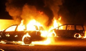 В Петербурге хулиганы в шапках Санта-Клауса спалили 13 автомобилей