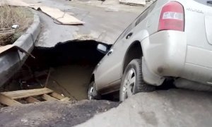 В Москве на шоссе Энтузиастов образовался провал грунта два на два метра  