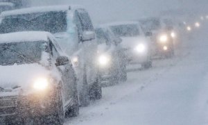 Снегопад в Москве привел к затяжным пробкам и отмене рейсов в аэропортах