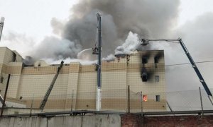 Пожарные получили сообщение о пожаре в «Зимней вишне» от жителей соседнего дома