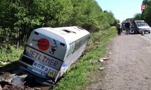 В результате аварии со школьным автобусом под Псковом пострадали 19 детей