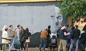 В Петербурге закрасили граффити со Станиславом Черчесовым с «отрубленным» пальцем