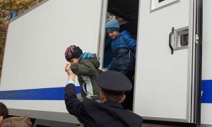 В Севастополе детям показали настоящие автозаки и разрешили в них посидеть