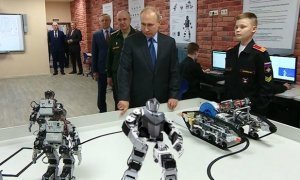 Петербургские суворовцы показали президенту «своих роботов», сделанных в Корее  