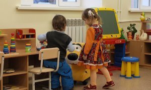 Малообеспеченные российские семьи предложили освободить от платы за детский сад