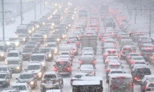 Московские автомобилисты из-за снегопада встали в 9-бальных пробках 