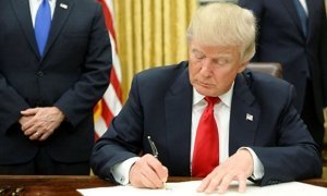 Президент США Дональд Трамп подписал закон о расширении антироссийских санкций