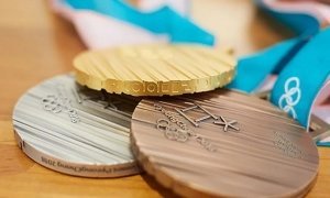 Призерам Олимпиады из России запретили носить медали при болельщиках