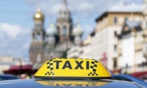 В Петербурге молодой чиновник угнал автомобиль таксиста и сбил его