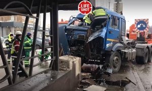 В Москве на Ленинградском шоссе грузовик въехал в подземный переход