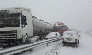 В Ростовской области сильный снегопад привел к транспортному коллапсу
