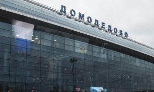 В аэропорту «Домодедово» пассажирский самолет врезался в фонарный столб