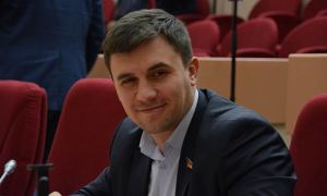 Саратовского депутата задержали из-за баннера «Нет политическим репрессиям»