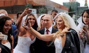 Владимир Путин во время Дня города в Москве сфотографировался с «подставными» невестами