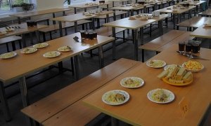 В Пермском крае 40 школьников слегли с пищевым отравлением после обеда в столовой