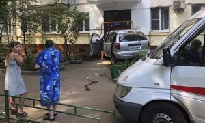 В северо-востоке Москвы иномарка врезалась в подъезд жилого дома