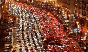 Московских автомобилистов попросили пересесть на общественный транспорт и не мешать
