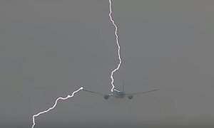 В пассажирский самолет российской авиакомпании попала молния