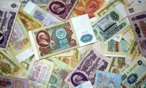 Должница из Оренбурга пыталась расплатиться с приставами советскими рублями