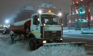 На очистку московских улиц от снега направили тысячу снегоуборочных машин