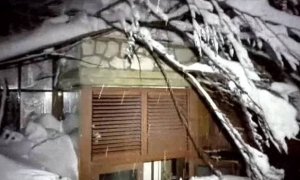 В Италии в результате схода снежной лавины на отель погибли 30 человек