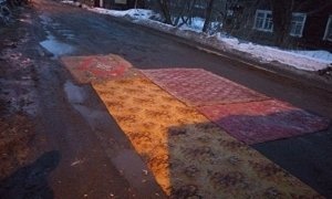 В Кирове местные жители замаскировали ямы на дорогах коврами