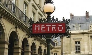 В парижском метро одного из пассажиров облили кислотой 