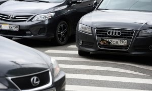 Московские власти предложили наказывать водителей машин с заклеенными номерами 