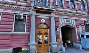 В Петербурге неизвестные облили краской здание генконсульства США