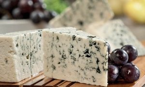 Гипермаркеты «Ашан» заподозрили в продаже санкционных сыров