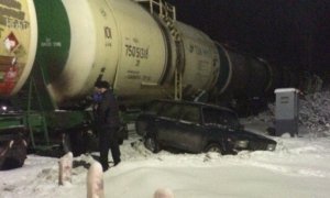 В Мурманской области водитель легковушки выжил после столкновения с поездом