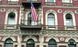 В Петербурге женщина на BMW X6 заблокировала посольство США после отказа в выдаче визы