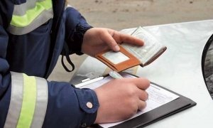 Московскому водителю выписали штраф за блик фар автомобиля на обочине