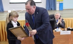 Владимир Путин подарил школьнице из Саратова свой портрет с автографом